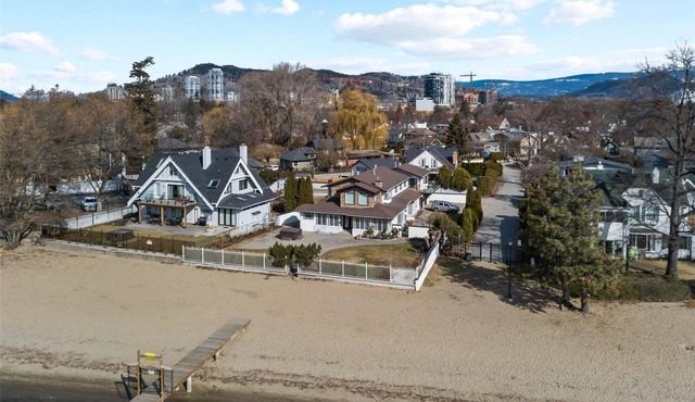Lake Front 3 bedroom house walking distance to DT Kelowna