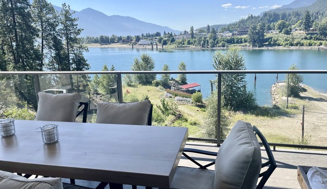 Lake front home in beautiful Kaslo, BC, walking distance to town and Kaslo Bay!