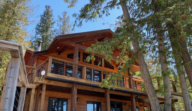 Lake Front Paradise! With Multiple Decks, Fire Pit, hot Tub, Dock, Bouy