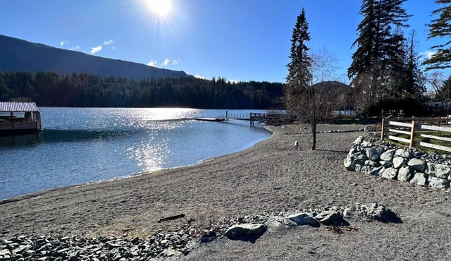 Lake Front Retreat “New” Sleeps4 Private Beach Access 1King/1Queen/Private Patio