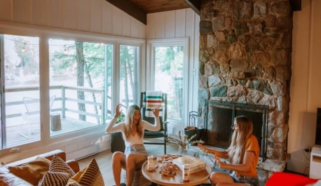 Lake-side newly-renovated stylish cottage - pet friendly!