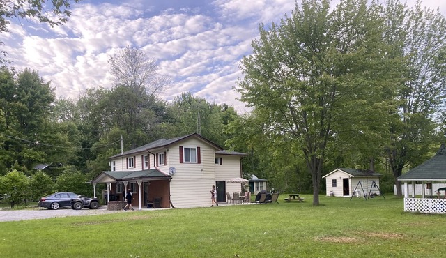 Lake Simcoe 5 bedroom 4 season cottage with lake view