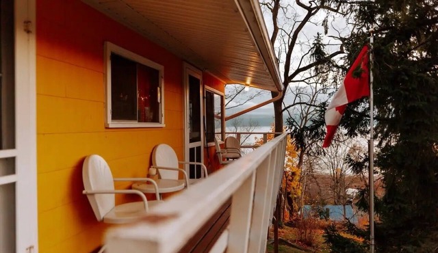 Lake view, beach access, vintage cottage getaway with sauna!