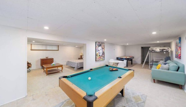 Lakefront 4BR plus Den Retreat with Swim Spa, Sauna & Games