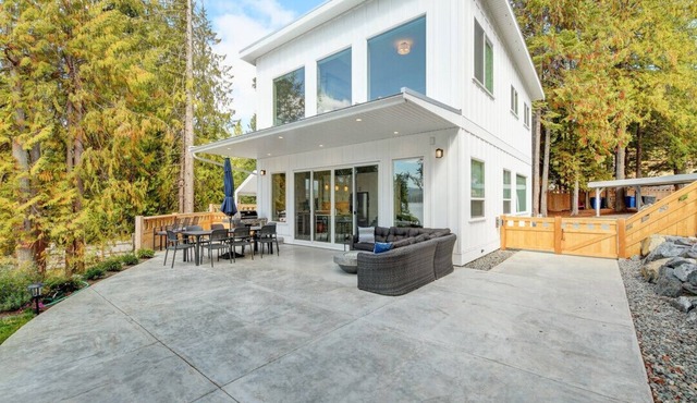 Lakefront Cottage on Shawnigan Lake