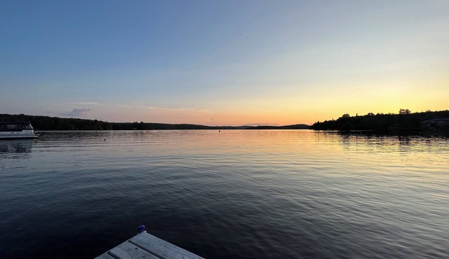 Lakefront Cottage bordering Algonquin Park