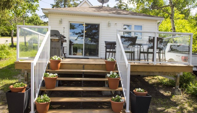 Lakefront Cottage in Manitou Beach - Three Bedroom Cottage, Sleeps 8
