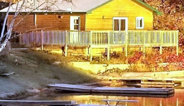 Lakefront Cottage with wood fired Hot tub and infrared Sauna