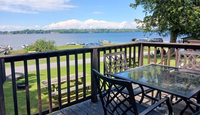 LAKEFRONT COTTAGE #1 - PRINCE EDWARD COUNTY - LAKE CONSECON RESORT