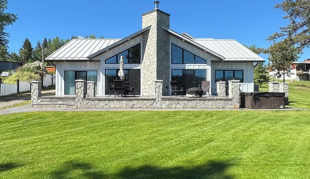 Lakefront Luxury on Lac La Hache – 4BR, Sleeps 8+ Private Launch Dock & Hot Tub!