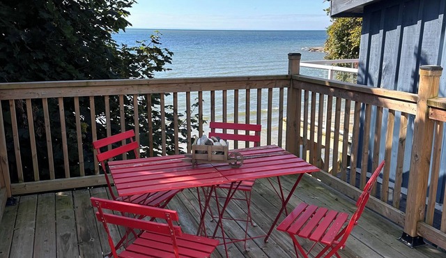Lakehouse In Port Maitland on the shores of Lake Erie. Enjoy views & swimming