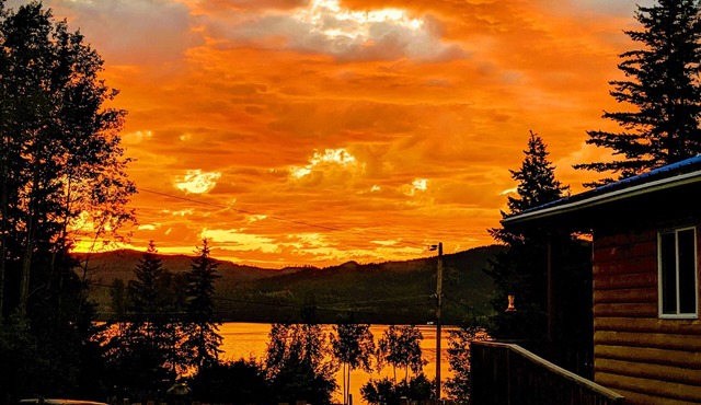 Lakeside 2 Bedroom Cottage. Relax and Unwind In Nature.