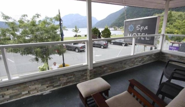 lakeside bedroom and a living area with stunning views of Harrison Lakennn
