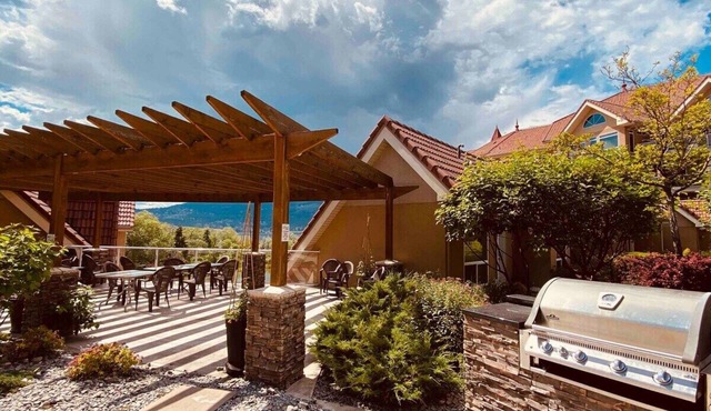 Lakeside condo w/outdoor pool, hot tub and sauna!