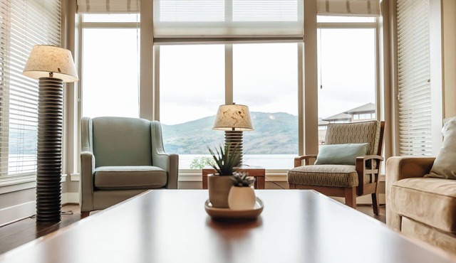 Lakeside condo with two king bedrooms, stunning water views & access to The Cove Resort pool, hot tub, gym & beach paths. Enjoy peaceful mornings, wine trail adventures & easy dining steps away. Perfect for couples, families & longer stays.