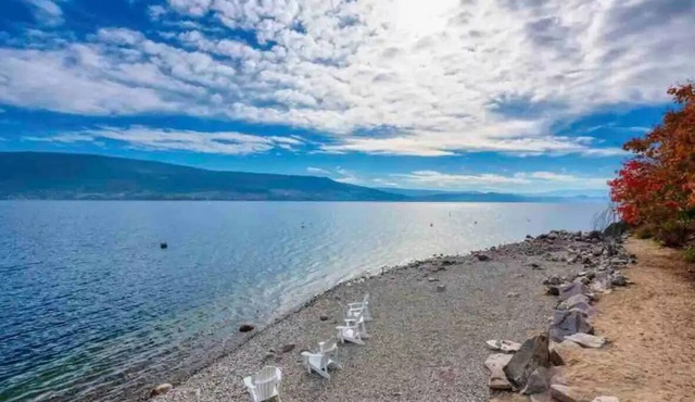 LAKESIDE COTTAGE, BRAND NEW, LA CASA COTTAGES - LAKESIDE RESORT, KELOWNA, BC