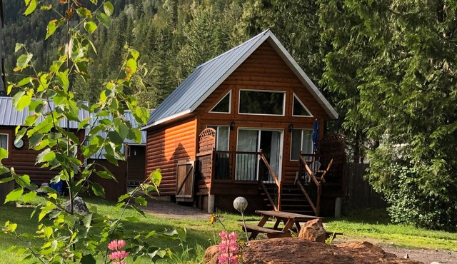 Lakeside Cozy Mackenzie Cabin Between Revelstoke and Sicamous, BC