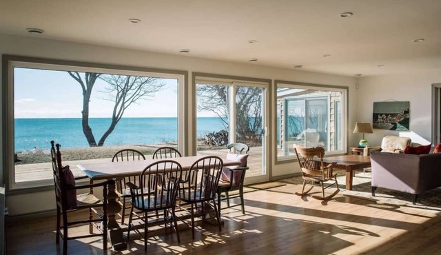 Lakeside PEC: Beautiful Waterfront & Patio