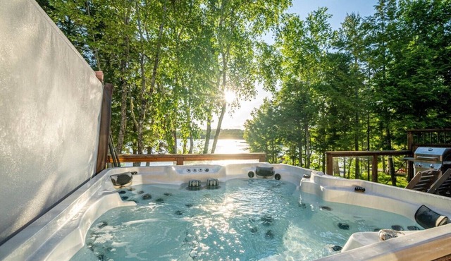 Lakeside Retreat with Hot Tub