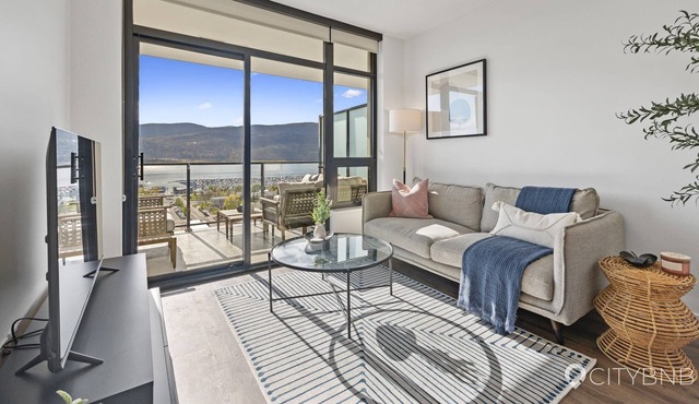 Lakeview. Downtown. 2 beds. AC. Parking UDGRD.