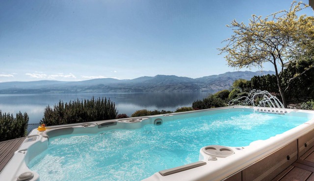 Lakeview, near beach with Heated Pool & Sauna