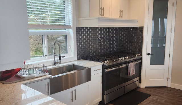 Large 5 bedroom home in DUNCAN overlooking the Valley, Lake and mountains.