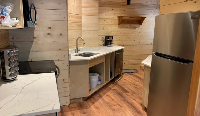 Large 1 bedroom suite close to beaches,trails with 4 beds