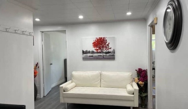 Large 3 BDR apt. free parking near Bluffers