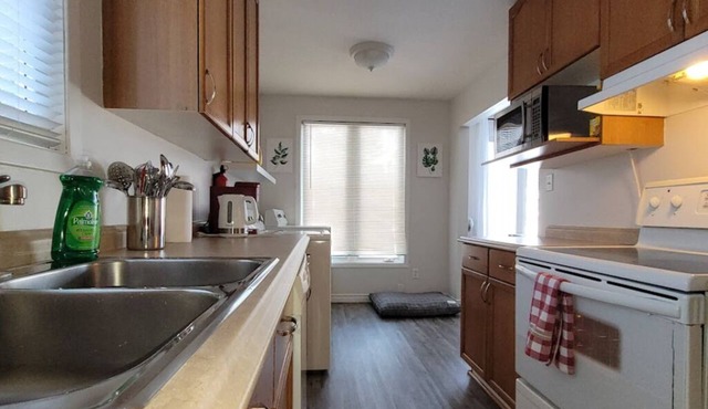 Large 3 bedroom unit, family friendly neighbourhood close to parks!