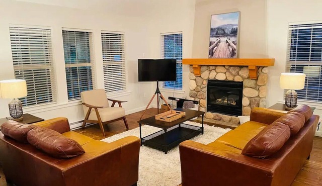 Large 3BR Cottage w/Hot Tub, Pool, Patio & BBQnn