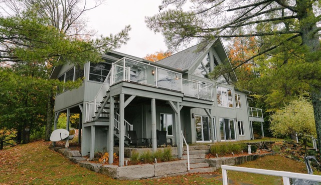 Large family getaway in the heart of the Trent Lakes! Summertime Sandy Beach!