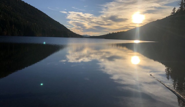 Large Lakefront Home w Private Dock & picturesque Mountain Views on Jewel Lake!