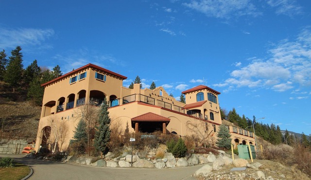 Large Mansion great for events - Sleeps 28 - Private Theatre - Private Hot Tub