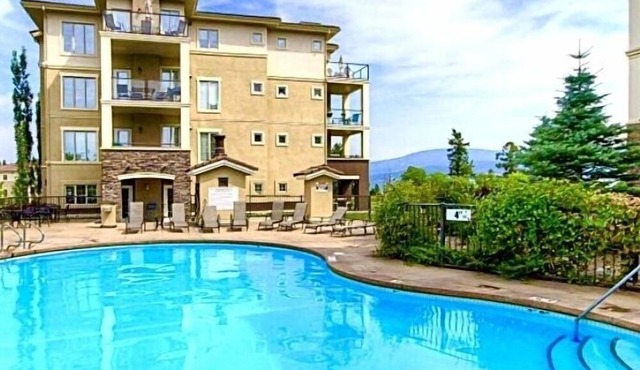 LAST MINUTE DISCOUNTS ! Pool and hot tub. Spacious 3 Bdr, 2 Bath on Golf Course