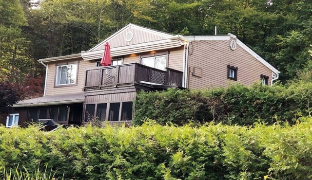 Laurentian's Cott Adventure, 5Br, Lake, JacuZ, BBQ