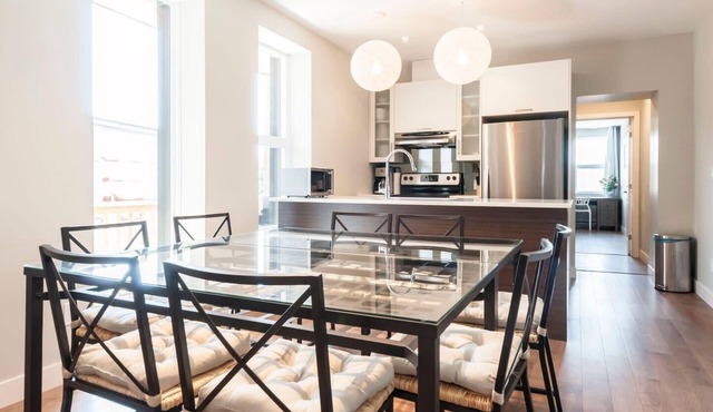 Le SKY : Spacious Apartment in the Heart of the Plateau with Private Deck