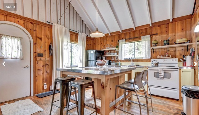 Les Alpes, Nice vintage cottage in Village Suisse resort, in heart of Val-David