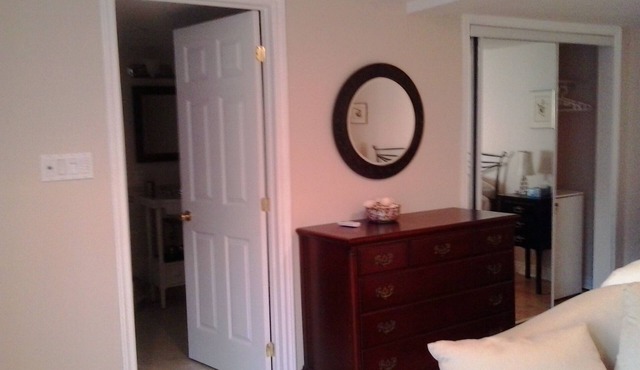 Linden Homestead: Modern King Bed B&B suite in Century Farm House