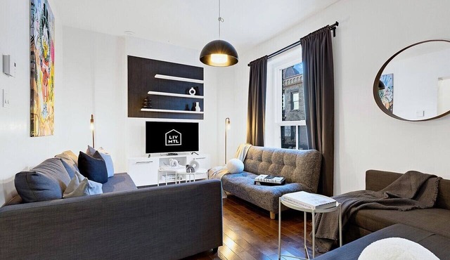 LiV MTL Chic Spacious 4BR Rooftop Suite Near Downtown Montreal
