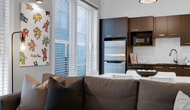 LiV MTL Main Plateau Urban Suites Near Downtown Montreal