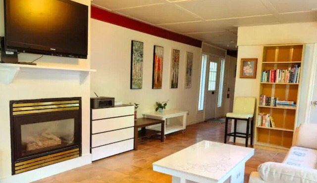 Located close to tourist hotspots! Spacious and comfy bedrooms