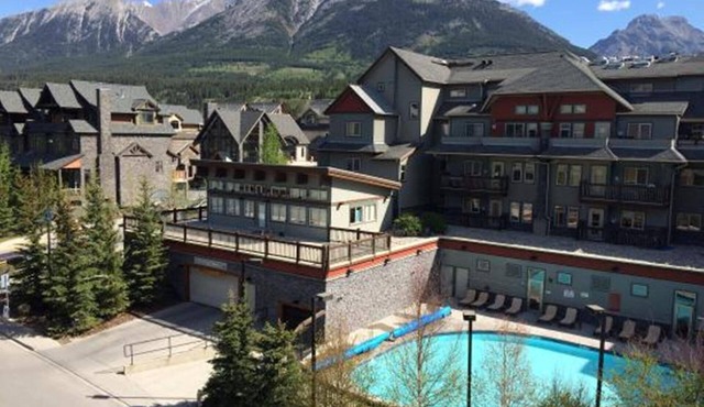 Lodges at Canmore – Hot Tub & Heated Swimming Pool, Private Laundry, Kitchen&BBQ