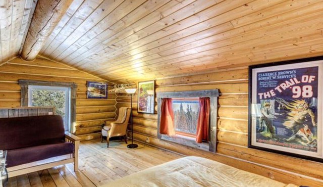 Log Cabin with Amazing Mountain & Lake Views (allergy-friendly)