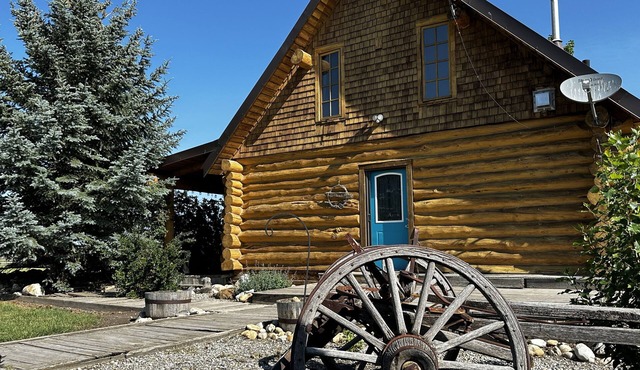 Log Home Quiet and close to Calgary