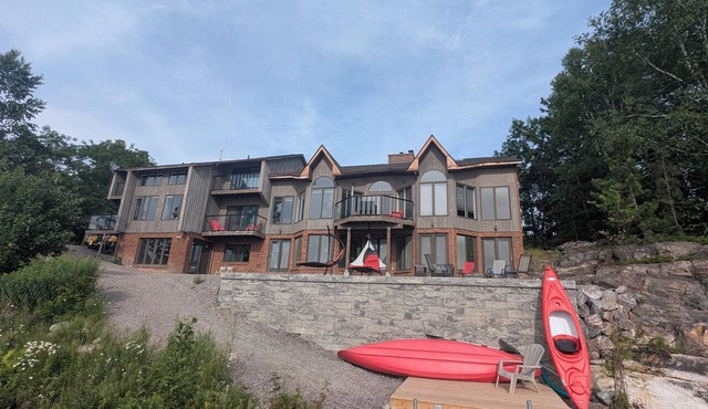 Lohi Lake Manor - Luxury Waterfront Estate