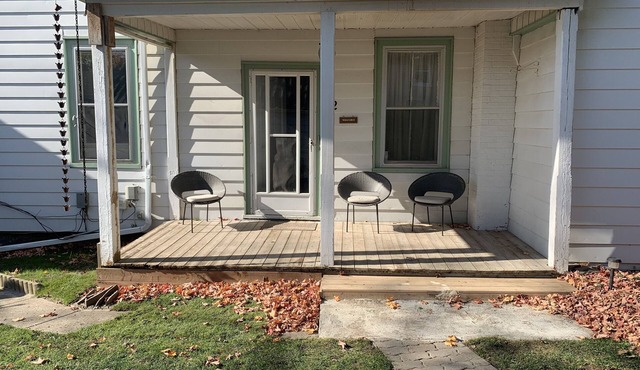 Lotus Landing: tranquil main level unit in quaint home w/fireplace, deck & yard