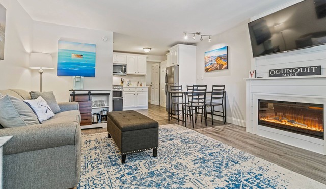 Lovely 1br Condo with indoor outdoor pool walkable to Perkins Cove and town!