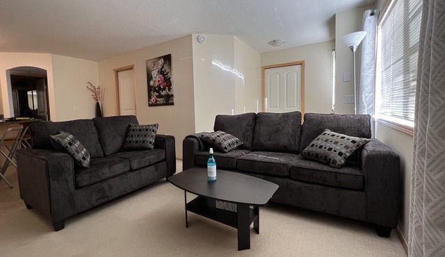Lovely 2-bedroom Condo with free parking