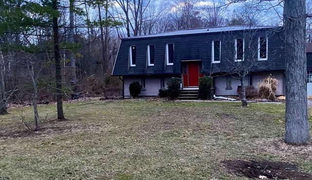 Lovely 5 Bedroom Cottage, Backing onto the River!