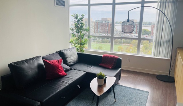 Lovely and spacious 2-bedroom condo + free parking